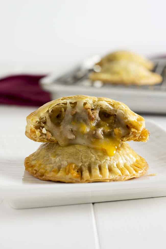 Empanadas de taco con queso y frijoles. ¡Gran aperitivo de fiesta o alternativa a los tacos el martes!