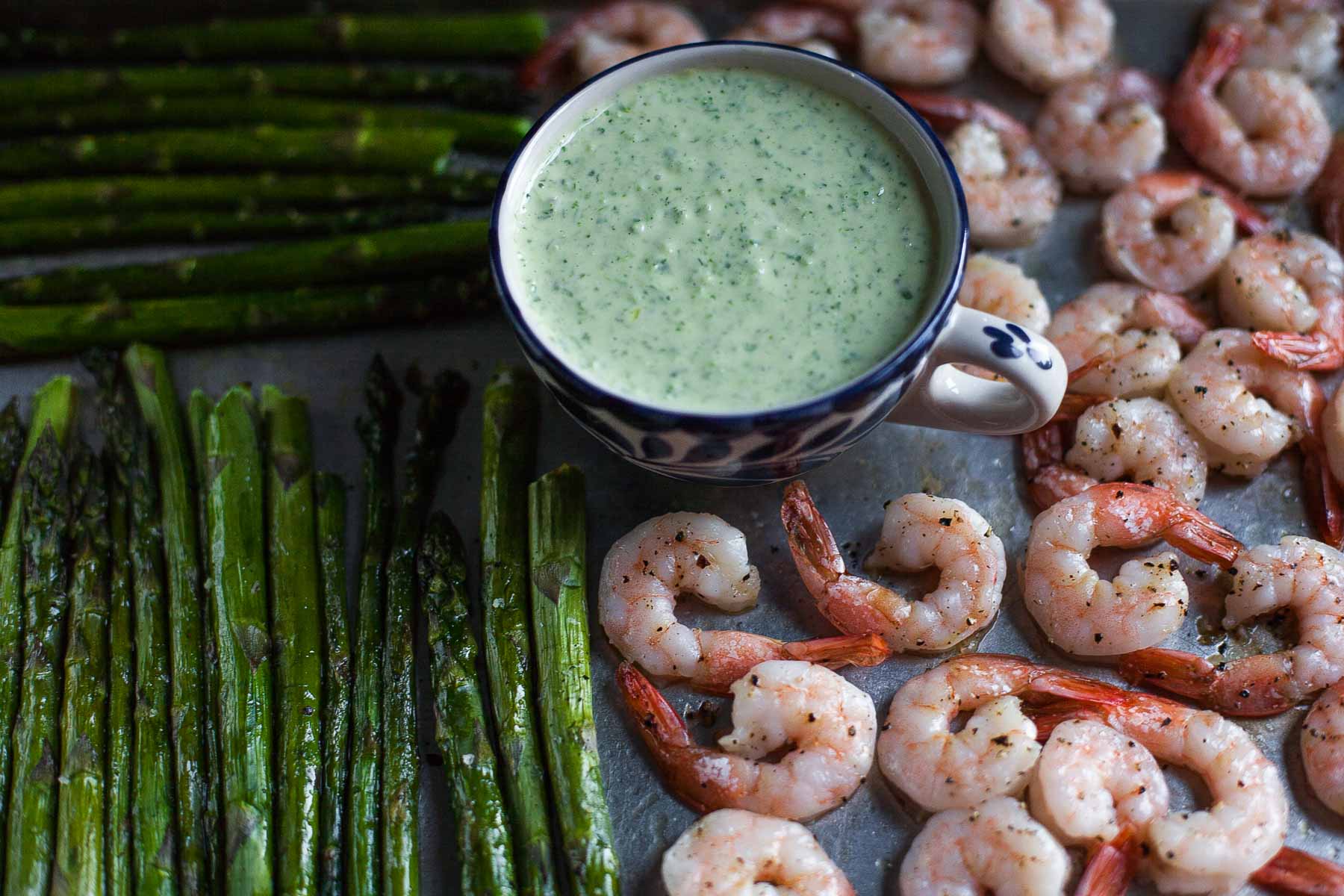 Camarones Asados ​​Y Espárragos Con Aderezo De Diosa Verde (Paleo) | acalculatedwhisk.com # 30minuteMondays