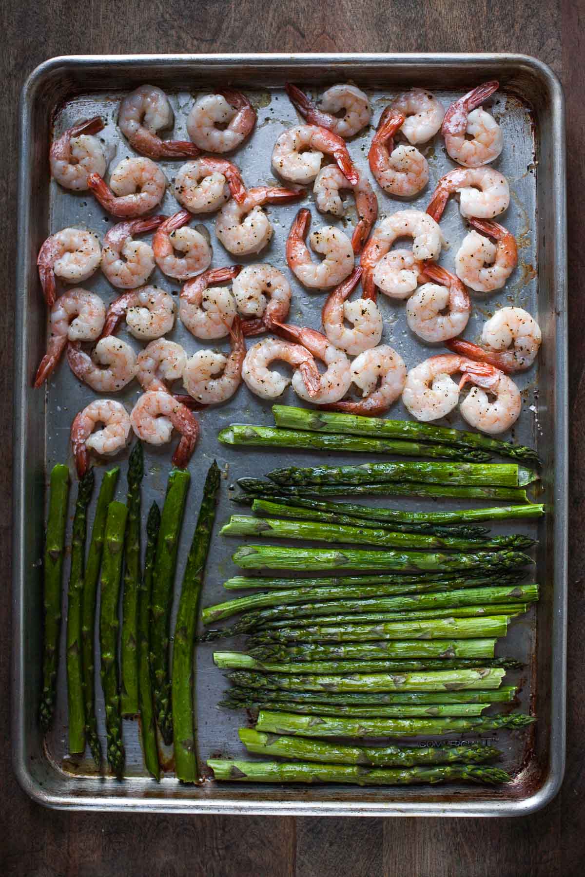 Camarones Asados ​​Y Espárragos Con Aderezo De Diosa Verde (Paleo) | acalculatedwhisk.com # 30minuteMondays
