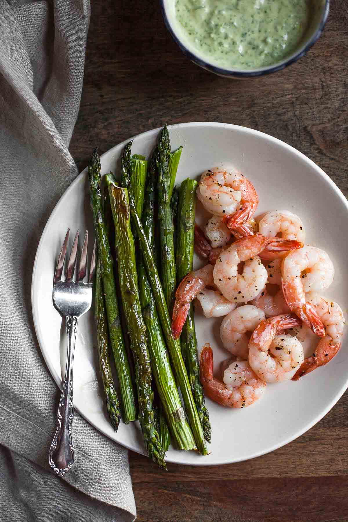 Camarones Asados ​​Y Espárragos Con Aderezo De Diosa Verde (Paleo) | acalculatedwhisk.com # 30minuteMondays