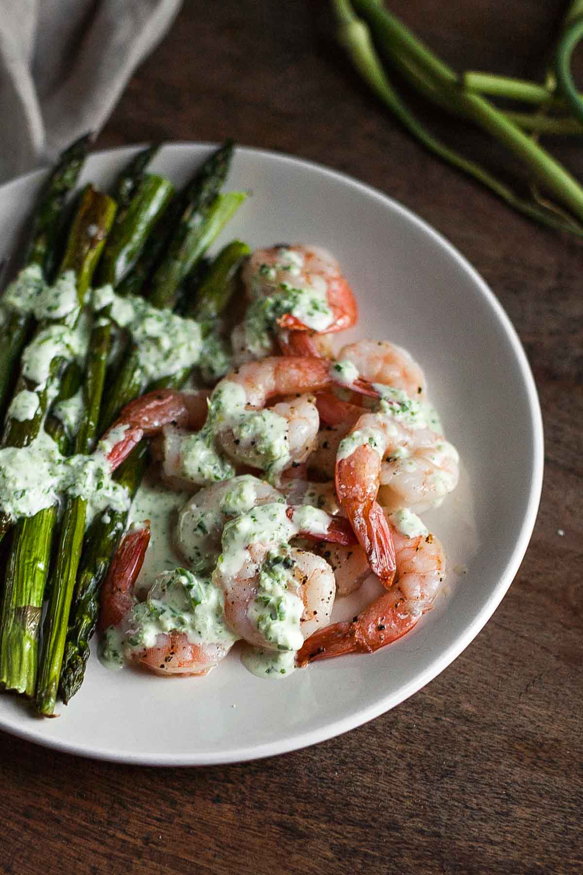 Camarones Asados ​​Y Espárragos Con Aderezo De Diosa Verde (Paleo) | acalculatedwhisk.com # 30minuteMondays