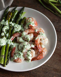 Camarones Asados ​​Y Espárragos Con Aderezo De Diosa Verde (Paleo) | acalculatedwhisk.com # 30minuteMondays