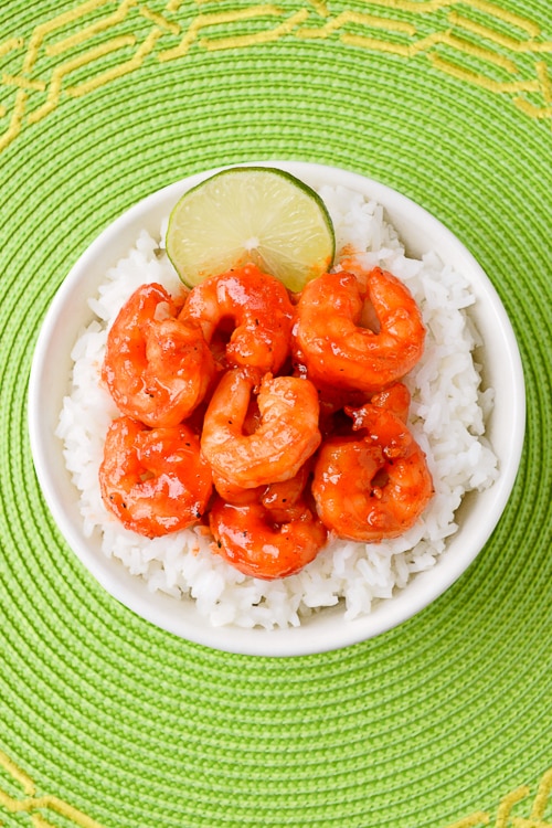 Camarones Sriracha dulces y picantes con salsa de miel y lima
