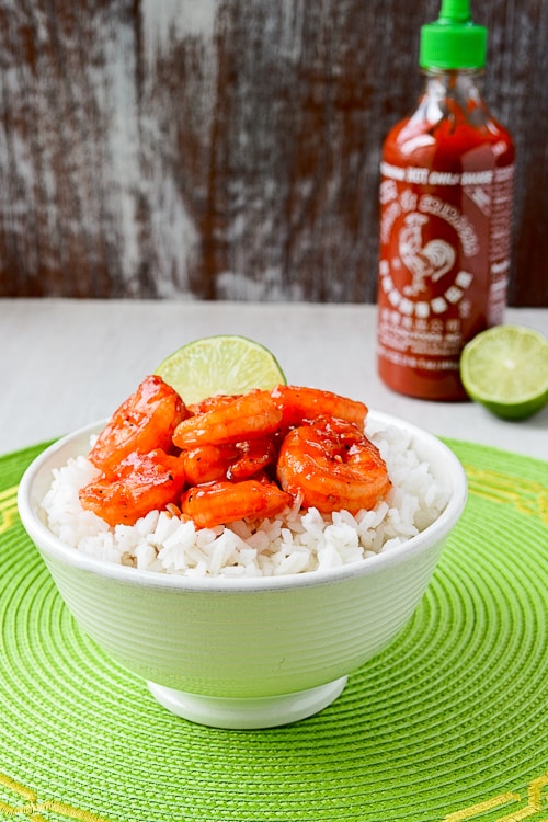 Camarones Sriracha dulces y picantes con salsa de miel y lima
