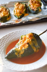 Chiles Rellenos: pimientos poblanos rellenos de atún y quinua con una salsa roja ahumada | Kitchen Gidget
