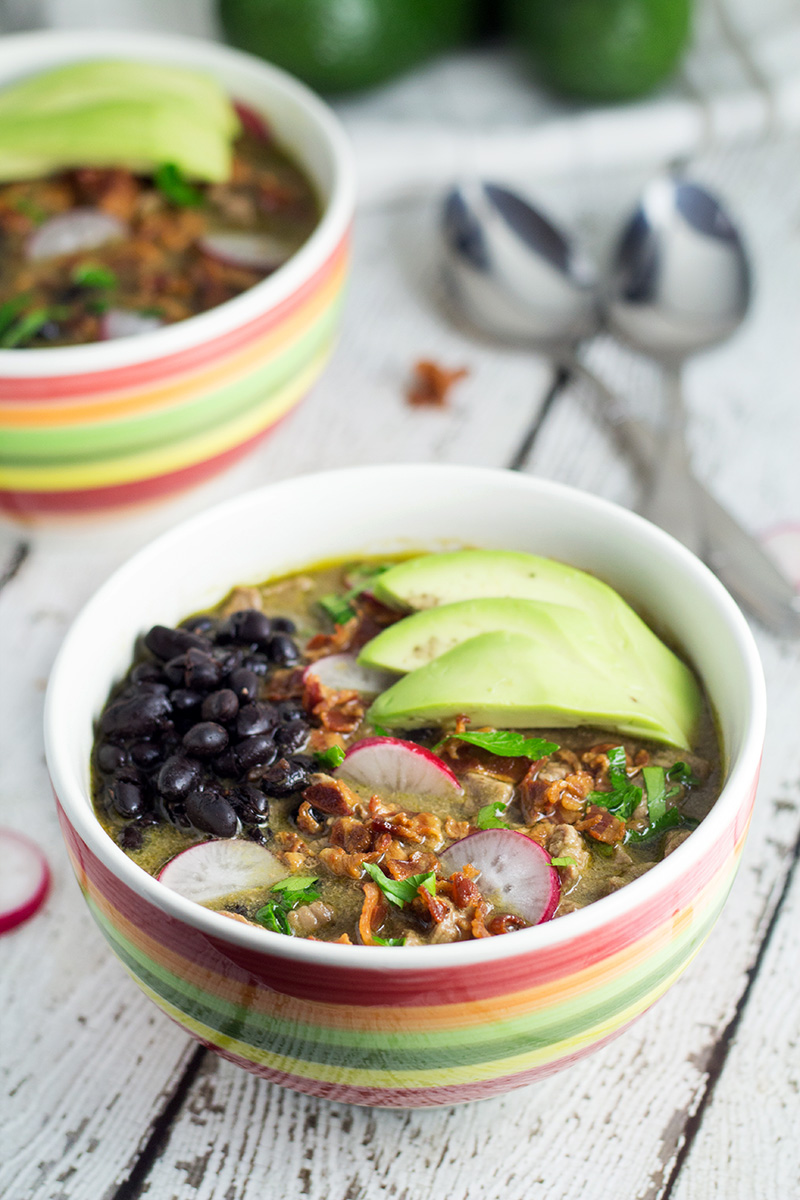 Carne en su Jugo es una sabrosa sopa mexicana rellena de carne de res, tocino, frijoles, tomatillos y verduras. | cocinartheglobe.com