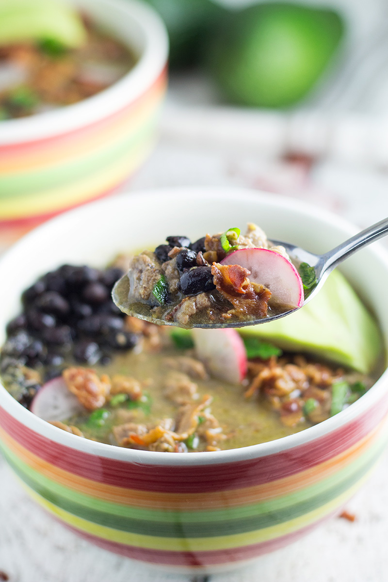 Carne en su Jugo es una sabrosa sopa mexicana rellena de carne de res, tocino, frijoles, tomatillos y verduras. | cocinartheglobe.com