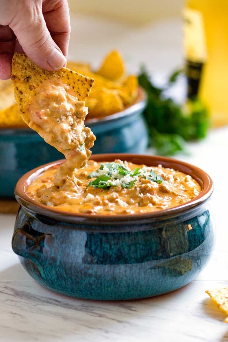  Este es un Salsa Queso Dip, súper fácil y reforzado, perfecto para cualquier fiesta, encima de papas fritas, papas al horno o vegetales al vapor. www.keviniscooking.com 