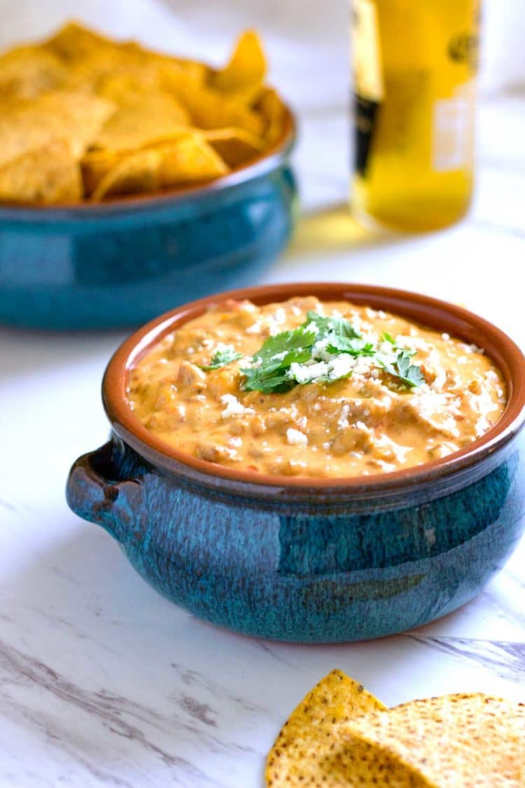 Esta es una Salsa Queso Dip súper fácil y reforzada, perfecta para cualquier fiesta, encima de papas fritas, papas al horno o verduras al vapor. Www.keviniscooking.com