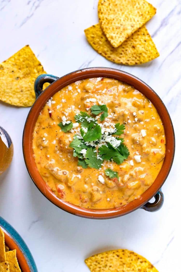 Esta es una Salsa Queso Dip súper fácil y reforzada, perfecta para cualquier fiesta, encima de papas fritas, papas al horno o verduras al vapor. Www.keviniscooking.com