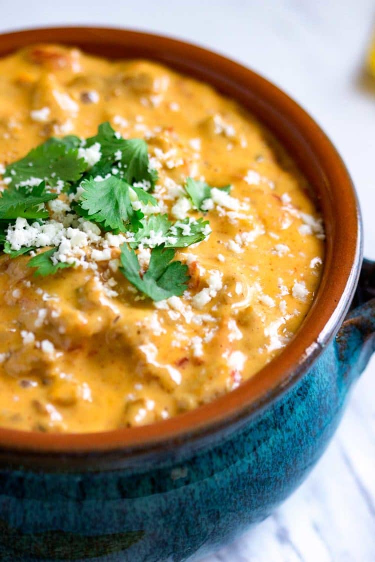 Esta es una Salsa Queso Dip súper fácil y reforzada, perfecta para cualquier fiesta, encima de papas fritas, papas al horno o verduras al vapor. Www.keviniscooking.com