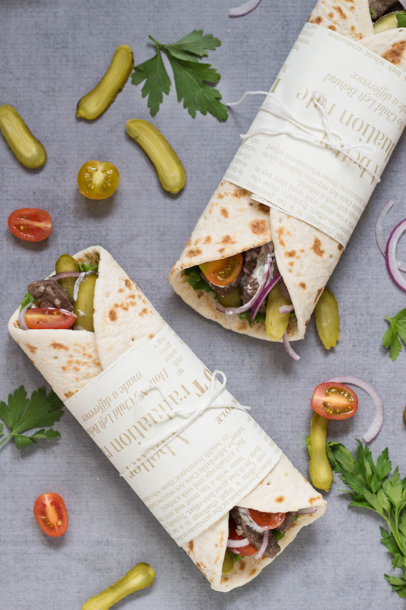 Este Shawarma de carne libanés tiene todo lo que necesitas: la carne tierna, los vegetales y la increíble salsa tahini. Toda esta bondad envuelta en un pan de pita. ¡Perfección!