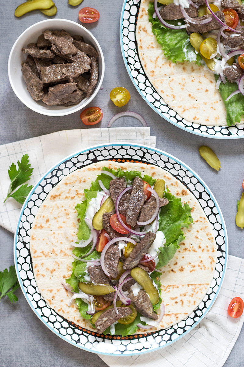 Este Shawarma de carne libanés tiene todo lo que necesitas: la carne tierna, los vegetales y la increíble salsa tahini. Toda esta bondad envuelta en un pan de pita. ¡Perfección!
