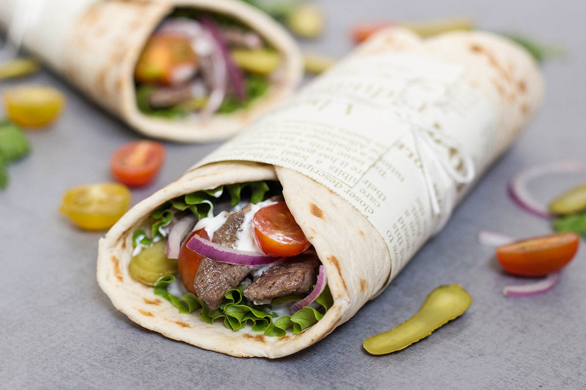 Este Shawarma de carne libanés tiene todo lo que necesitas: la carne tierna, los vegetales y la increíble salsa tahini. Toda esta bondad envuelta en un pan de pita. ¡Perfección!
