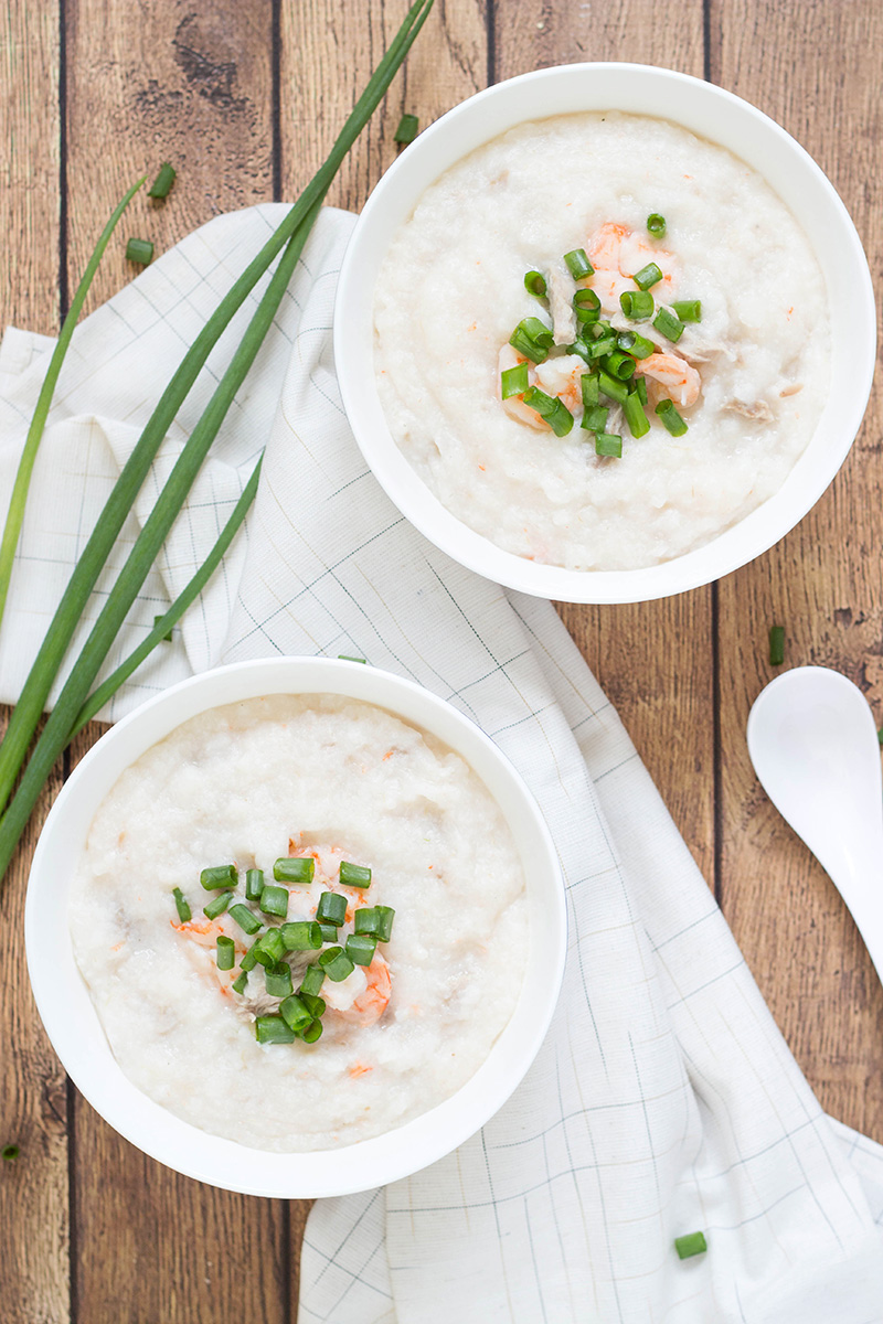 Congee de cerdo y camarones (Jook) es el favorito del desayuno chino, pero es perfecto para cualquier comida del día. ¡Esta papilla de arroz está llenando, nutriendo y aumentando la energía! | cocinartheglobe.com