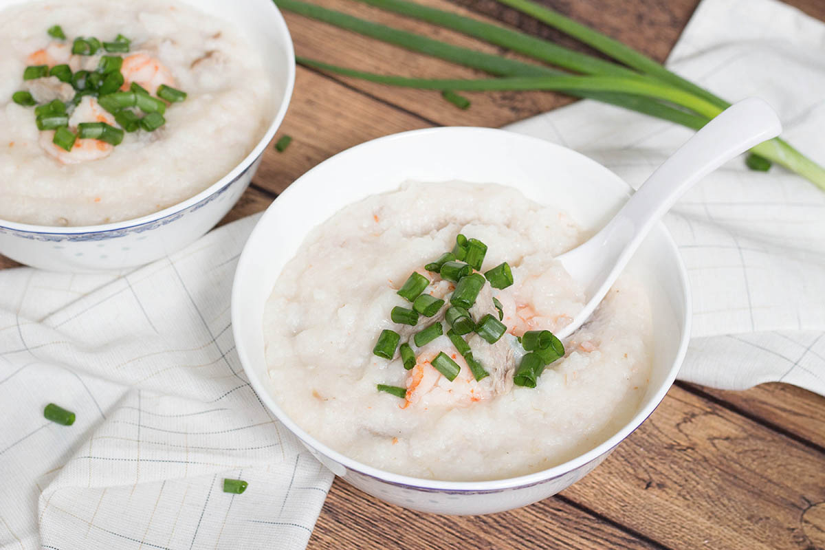 Congee de cerdo y camarones (Jook) es el favorito del desayuno chino, pero es perfecto para cualquier comida del día. ¡Esta papilla de arroz está llenando, nutriendo y aumentando la energía! | cocinartheglobe.com