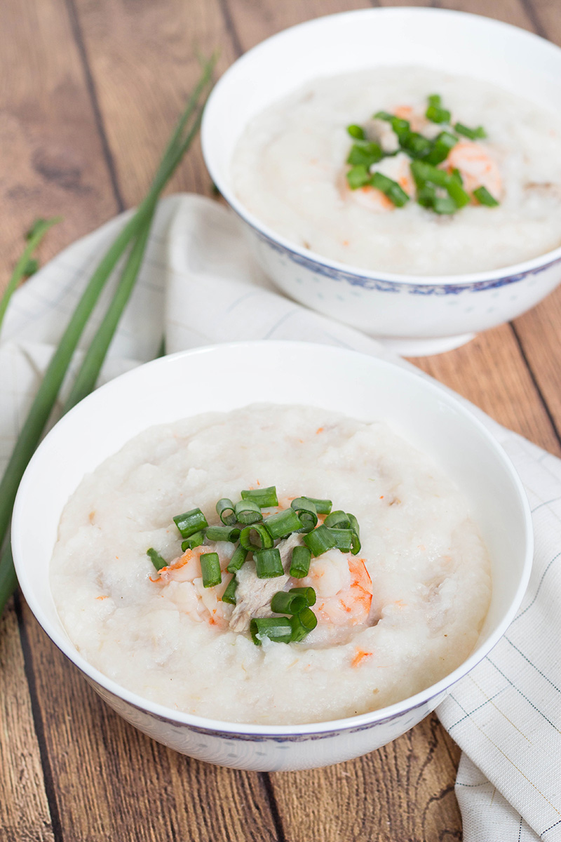 Congee de cerdo y camarones (Jook) es el favorito del desayuno chino, pero es perfecto para cualquier comida del día. ¡Esta papilla de arroz está llenando, nutriendo y aumentando la energía! | cocinartheglobe.com