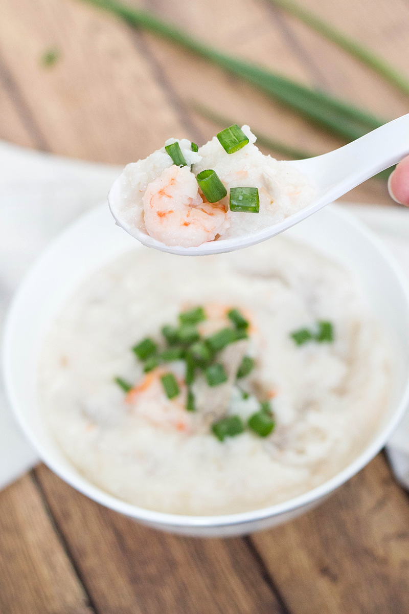 Congee de cerdo y camarones (Jook) es el favorito del desayuno chino, pero es perfecto para cualquier comida del día. ¡Esta papilla de arroz está llenando, nutriendo y aumentando la energía! | cocinartheglobe.com