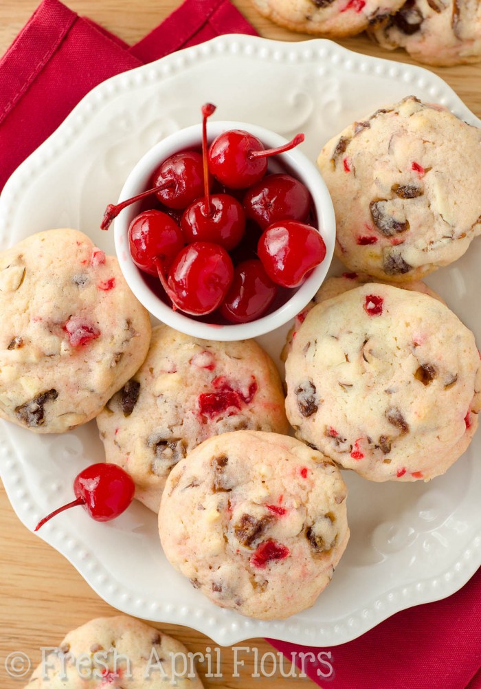 Cerezas de almendra con fecha: galletas de centro suave rellenas de almendras cortadas crujientes, cerezas de marrasquino dulce y dátiles masticables y sabrosos. Perfecto para su tarro de galletas en cualquier época del año!