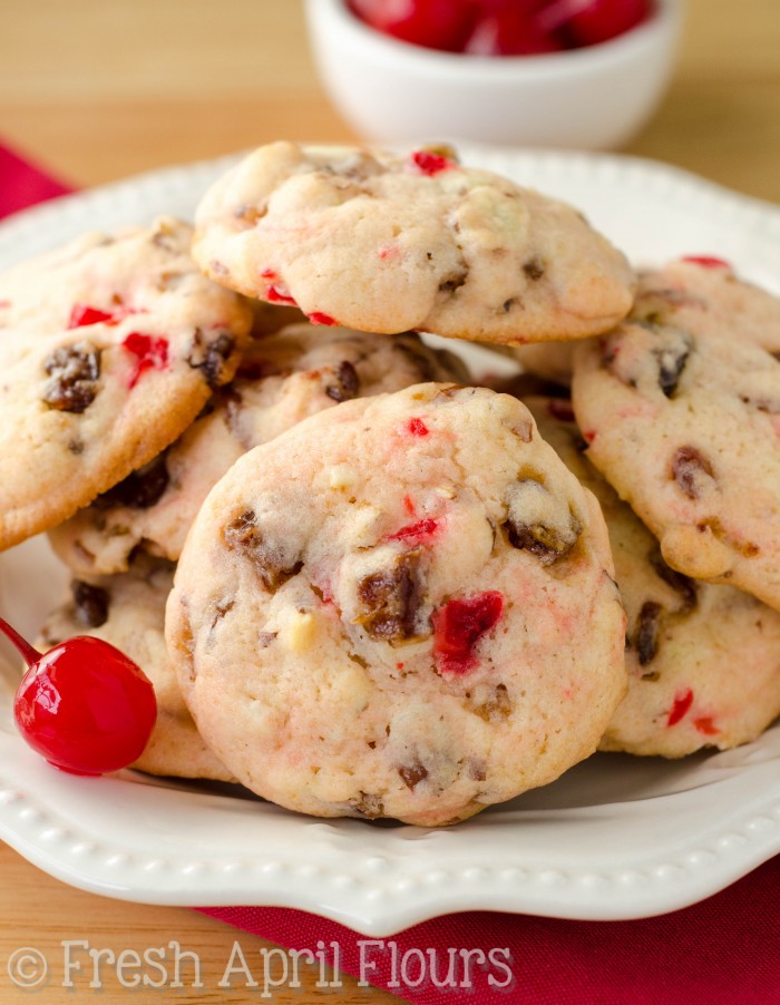 Cerezas de almendra con fecha: galletas de centro suave rellenas de almendras cortadas crujientes, cerezas de marrasquino dulce y dátiles masticables y sabrosos. Perfecto para su tarro de galletas en cualquier época del año!