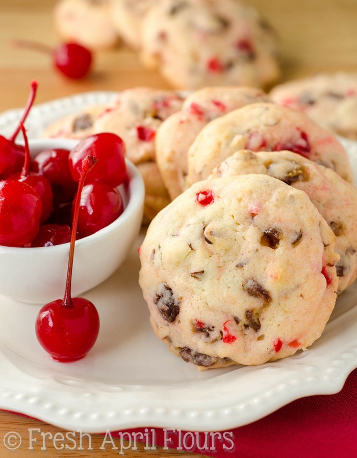 Cerezas de almendra con fecha: galletas de centro suave rellenas de almendras cortadas crujientes, cerezas de marrasquino dulce y dátiles masticables y sabrosos. Perfecto para su tarro de galletas en cualquier época del año!