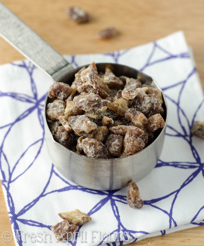 Cerezas de almendra con fecha: galletas de centro suave rellenas de almendras cortadas crujientes, cerezas de marrasquino dulce y dátiles masticables y sabrosos. Perfecto para su tarro de galletas en cualquier época del año!