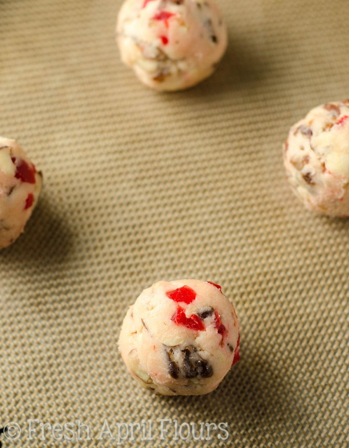 Cerezas de almendra con fecha: galletas de centro suave rellenas de almendras cortadas crujientes, cerezas de marrasquino dulce y dátiles masticables y sabrosos. Perfecto para su tarro de galletas en cualquier época del año!