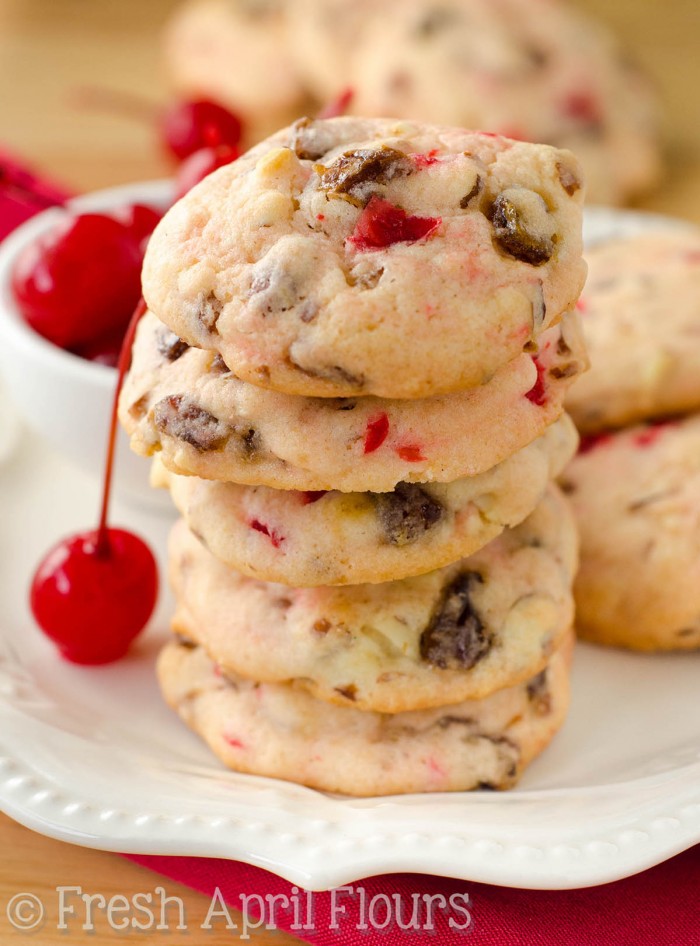 Cerezas de almendra con fecha: galletas de centro suave rellenas de almendras cortadas crujientes, cerezas de marrasquino dulce y dátiles masticables y sabrosos. Perfecto para su tarro de galletas en cualquier época del año!
