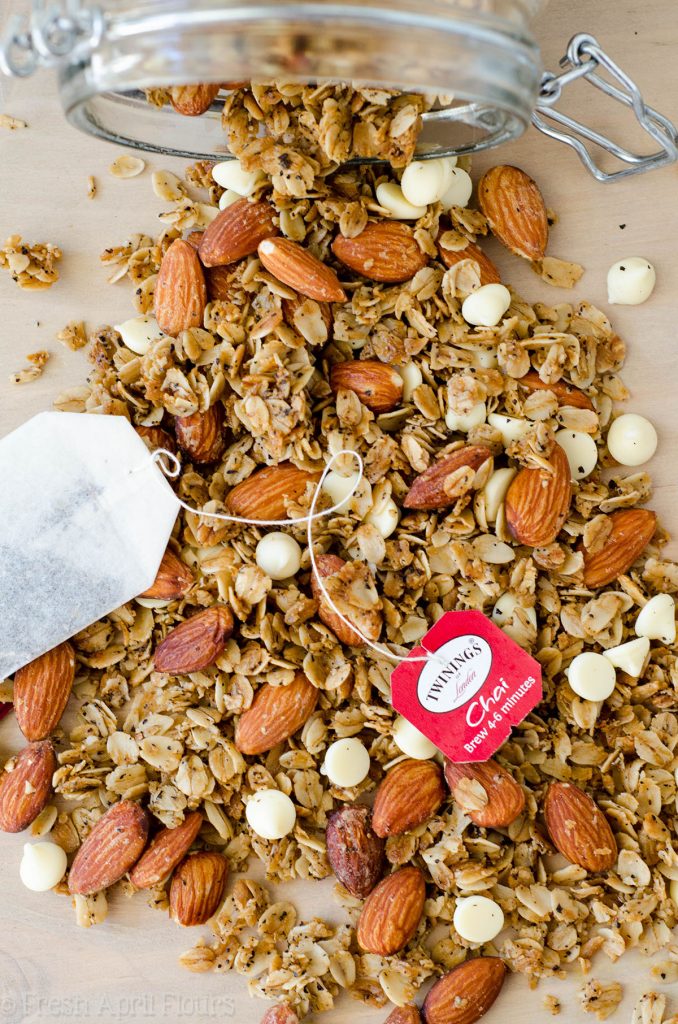 Chai Spiced Granola: Granola casera condimentada con los sabores cálidos de canela, nuez moscada y cardamomo. Perfecto para una merienda de clima frío!