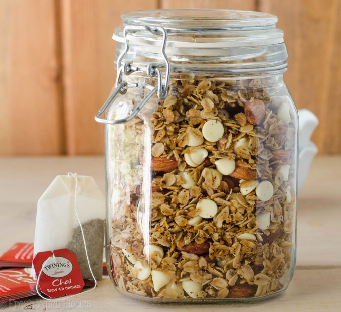 Chai Spiced Granola: Granola casera condimentada con los sabores cálidos de canela, nuez moscada y cardamomo. Perfecto para una merienda de clima frío!