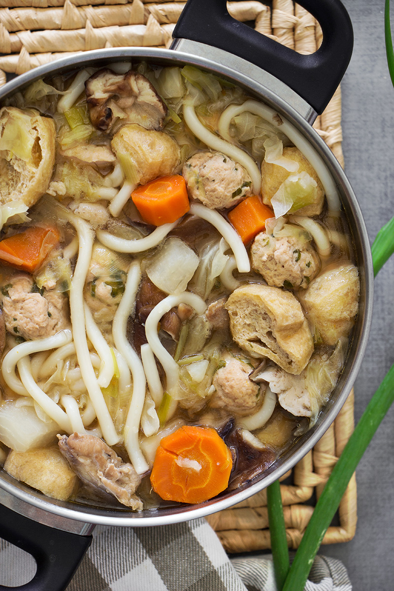 Chanko Nabe es un estofado de relleno que comen los luchadores de sumo en Japón. Cocinado en un caldo sabroso y lleno de proteínas y verduras, es súper saludable y reconfortante. | cocinartheglobe.com