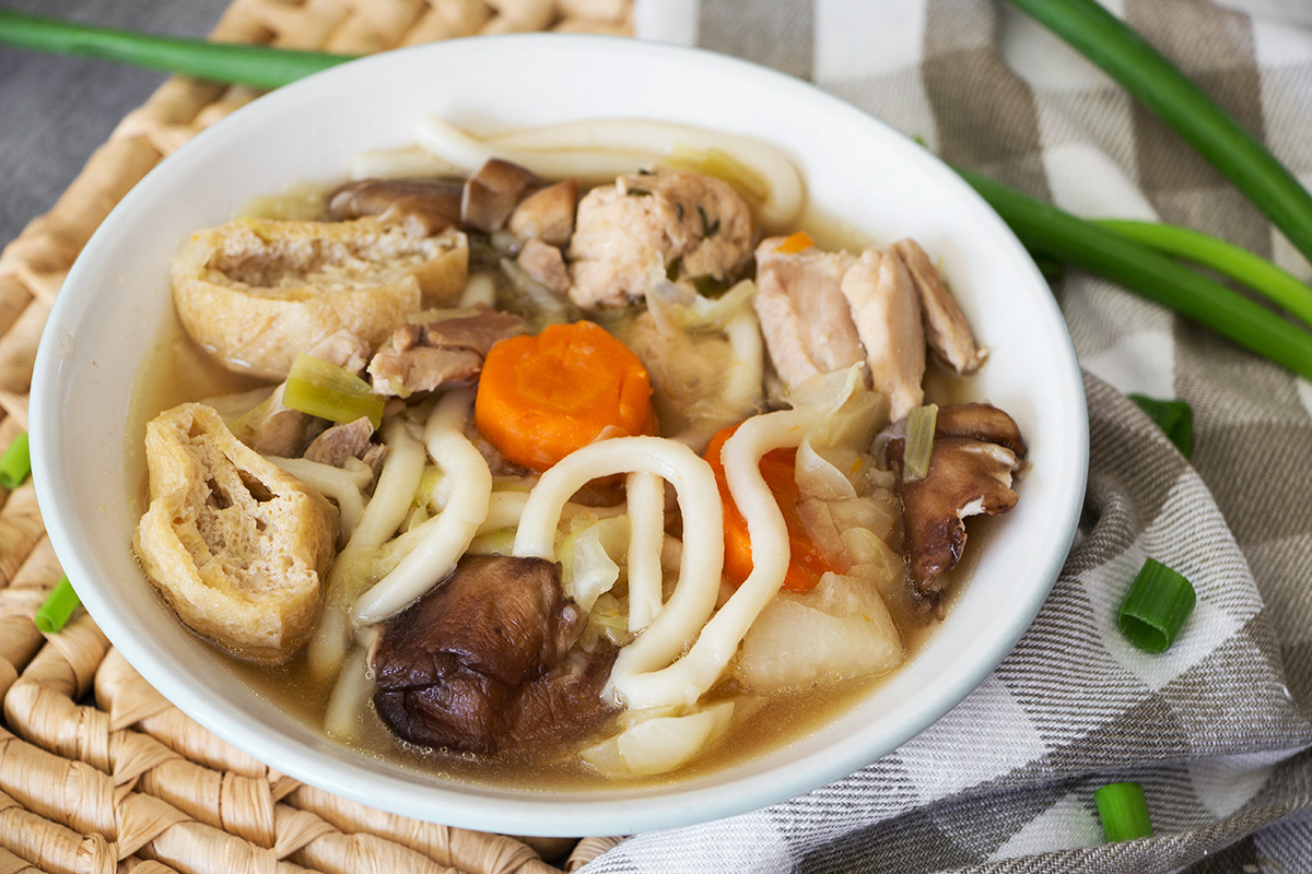 Chanko Nabe es un estofado de relleno que comen los luchadores de sumo en Japón. Cocinado en un caldo sabroso y lleno de proteínas y verduras, es súper saludable y reconfortante. | cocinartheglobe.com