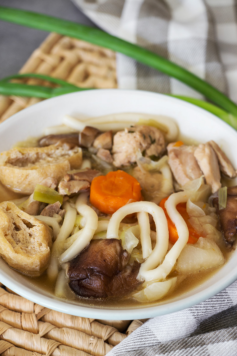 Chanko Nabe es un estofado de relleno que comen los luchadores de sumo en Japón. Cocinado en un caldo sabroso y lleno de proteínas y verduras, es súper saludable y reconfortante. | cocinartheglobe.com
