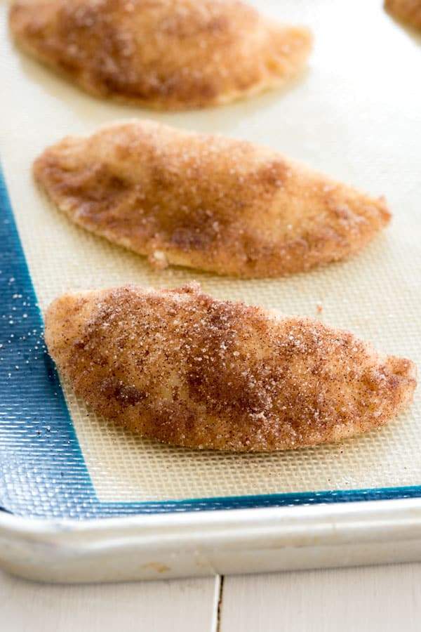 Mini cheesecakes de sopapilla bañados en azúcar de canela listos para hornear
