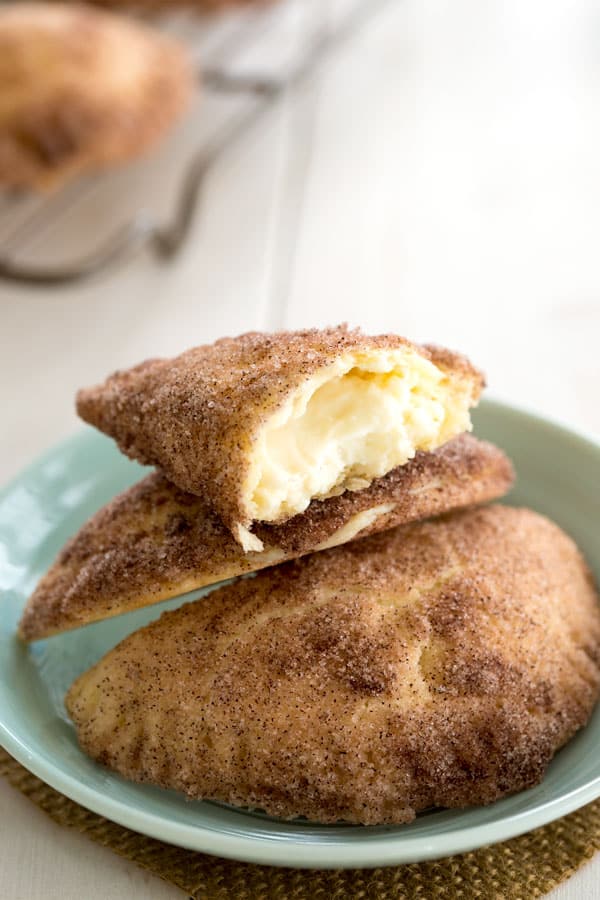 Plato de 3 pasteles de queso sopapilla individuales hechos a mano con una empanada cortada por la mitad