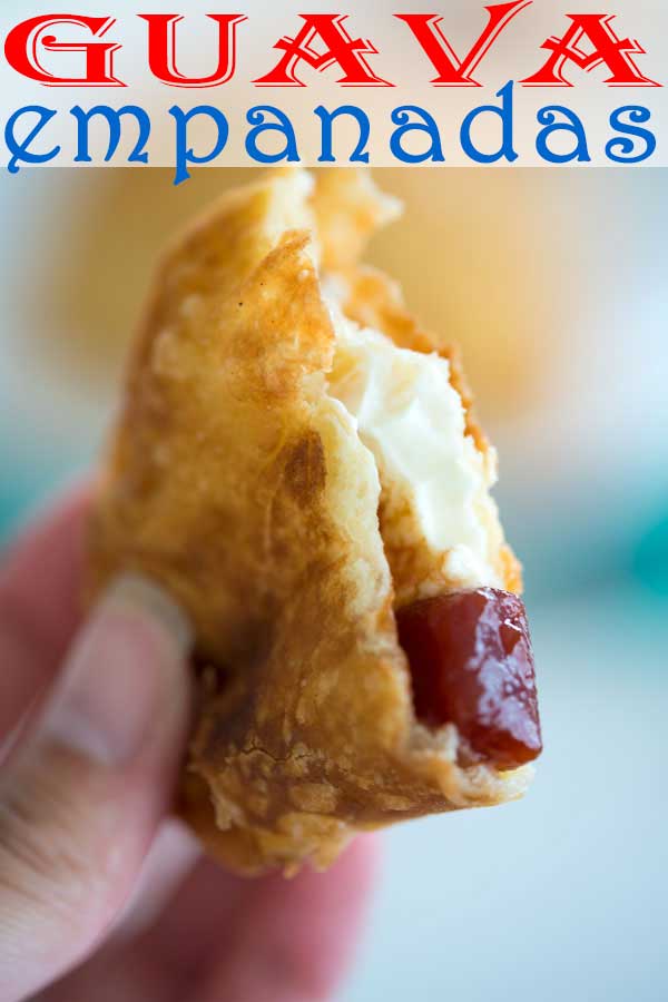 Empanadas de guayaba fritas con queso crema. A todos les encantarán estas tartas de postre! #puertoricanfood