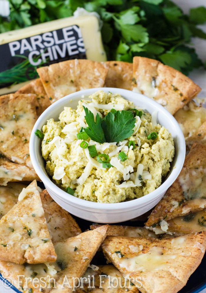 Cheesy Perejil y cebolleta Hummus: hummus casero fácil sazonado con hierbas frescas y pateado una muesca con perejil y queso de cebolleta.