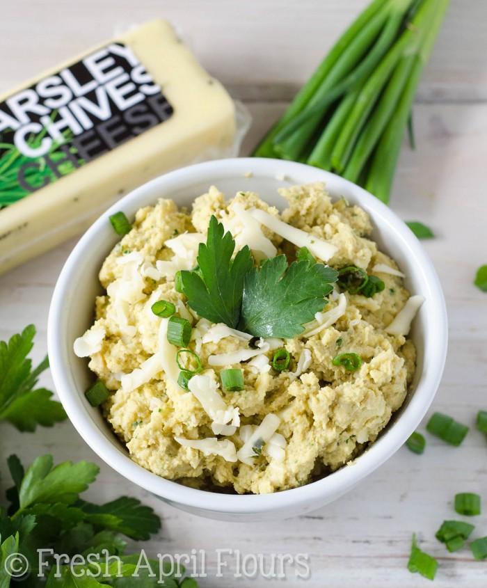 Cheesy Perejil y cebolleta Hummus: hummus casero fácil sazonado con hierbas frescas y pateado una muesca con perejil y queso de cebolleta.