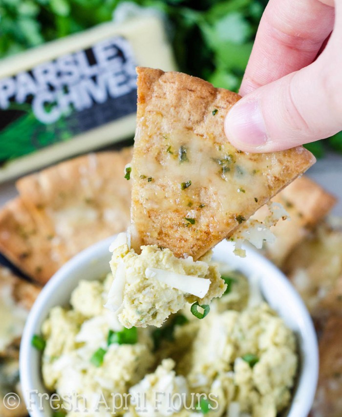 Cheesy Perejil y cebolleta Hummus: hummus casero fácil sazonado con hierbas frescas y pateado una muesca con perejil y queso de cebolleta.