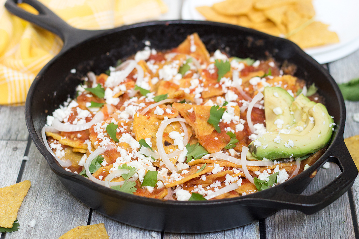 ¡Todos deberían saber cómo hacer chilaquiles, porque este platillo mexicano es fantástico! ¡Echale un vistazo!