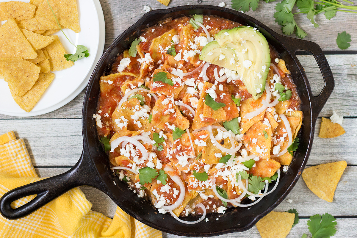 ¡Todos deberían saber cómo hacer chilaquiles, porque este platillo mexicano es fantástico! ¡Echale un vistazo!