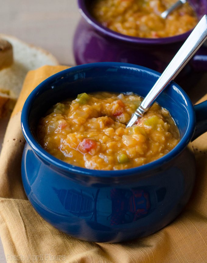 Chile de lentejas rojas: una receta fácil para el chile vegetariano / vegano hecho con lentejas abundantes y muchas especias.