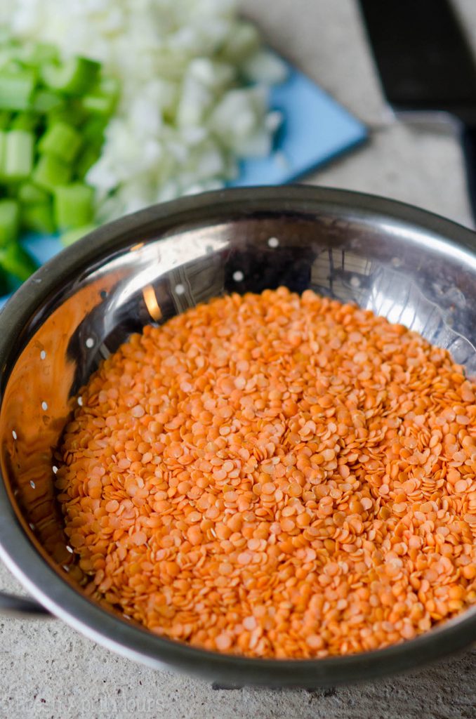 Chile de lentejas rojas: una receta fácil para el chile vegetariano / vegano hecho con lentejas abundantes y muchas especias.