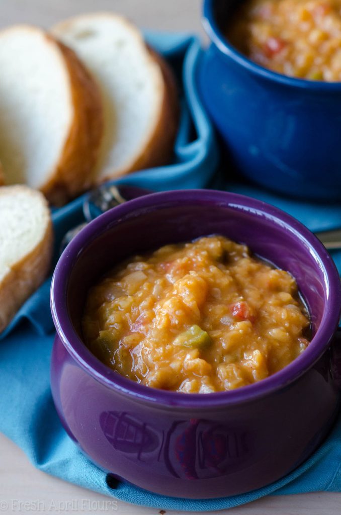 Chile de lentejas rojas: una receta fácil para el chile vegetariano / vegano hecho con lentejas abundantes y muchas especias.