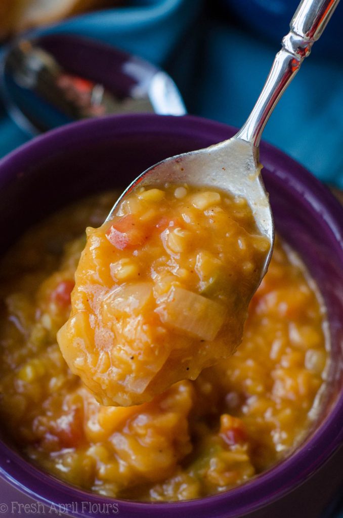 Chile de lentejas rojas: una receta fácil para el chile vegetariano / vegano hecho con lentejas abundantes y muchas especias.