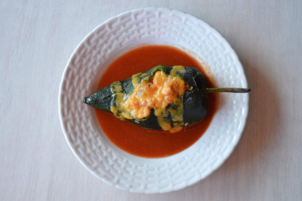 Chiles Rellenos: AtĂșn y Quinua Rellenos En Un Pimiento Poblano Con Una Salsa Roja Ahumada!
