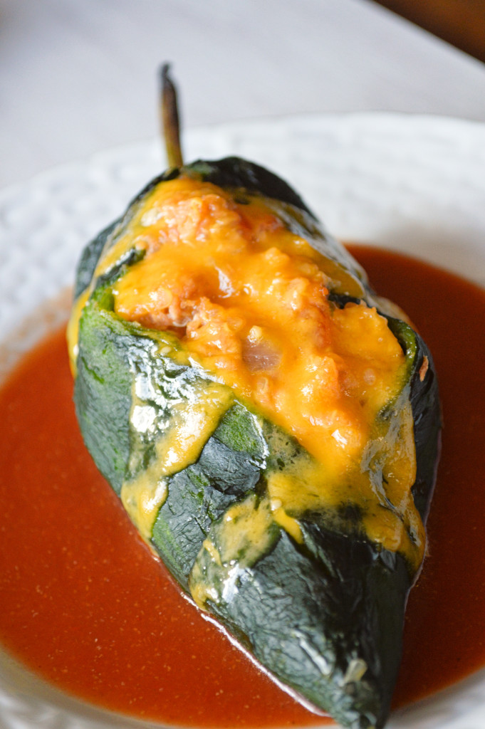 Chiles Rellenos: AtĂșn y Quinua Rellenos En Un Pimiento Poblano Con Una Salsa Roja Ahumada!