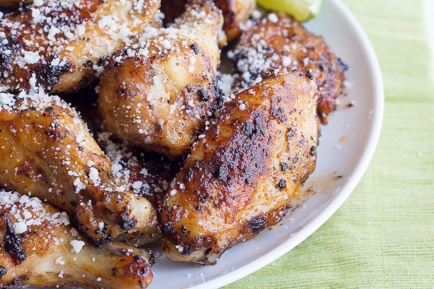 Obtenga el máximo provecho de sus comidas de fin de semana haciendo estas alitas de pollo Chipotle Cotija. Amigos y familiares te rogarán por esta sencilla receta del ala Cinco de Mayo.
