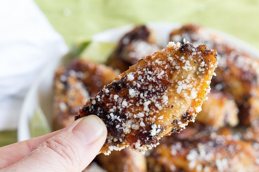 Obtenga el máximo provecho de sus comidas de fin de semana haciendo estas alitas de pollo Chipotle Cotija. Amigos y familiares te rogarán por esta sencilla receta del ala Cinco de Mayo.