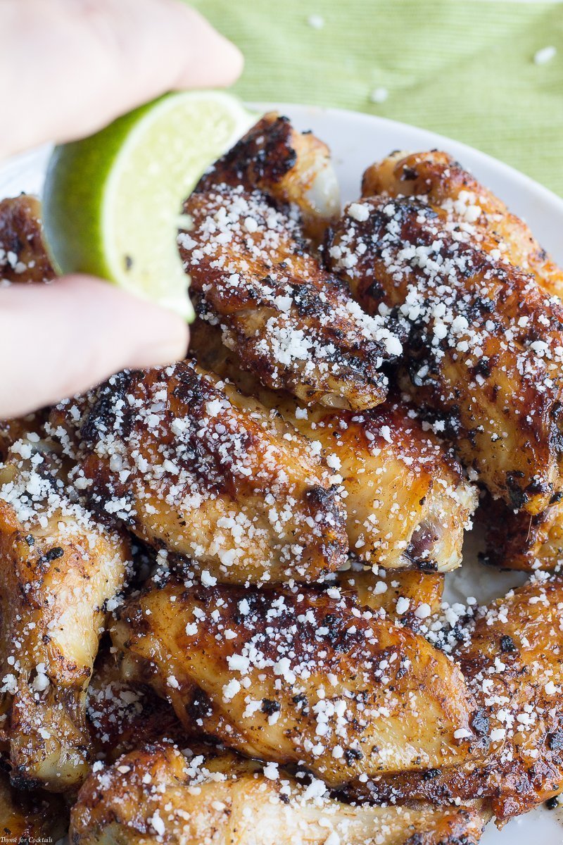 Obtenga el máximo provecho de sus comidas de fin de semana haciendo estas alitas de pollo Chipotle Cotija. Amigos y familiares te rogarán por esta sencilla receta del ala Cinco de Mayo.